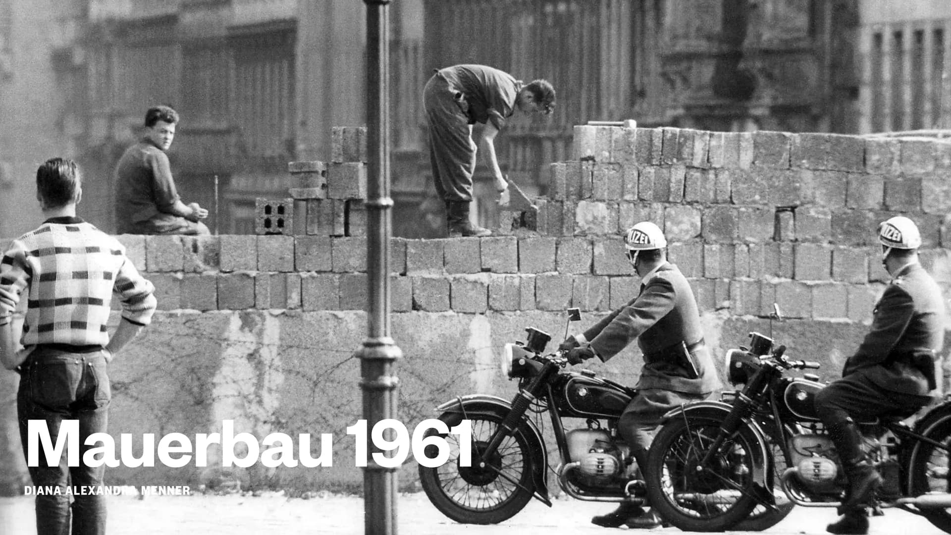 ,,Niemand hat die Absicht, eine Mauer
zu
errichten"
Walter Ulbricht HOE
Mauerbau 1961.
DIANA ALEXAND MENNER
LIZE
IZE Gliederung
●
●
Wie kam 
