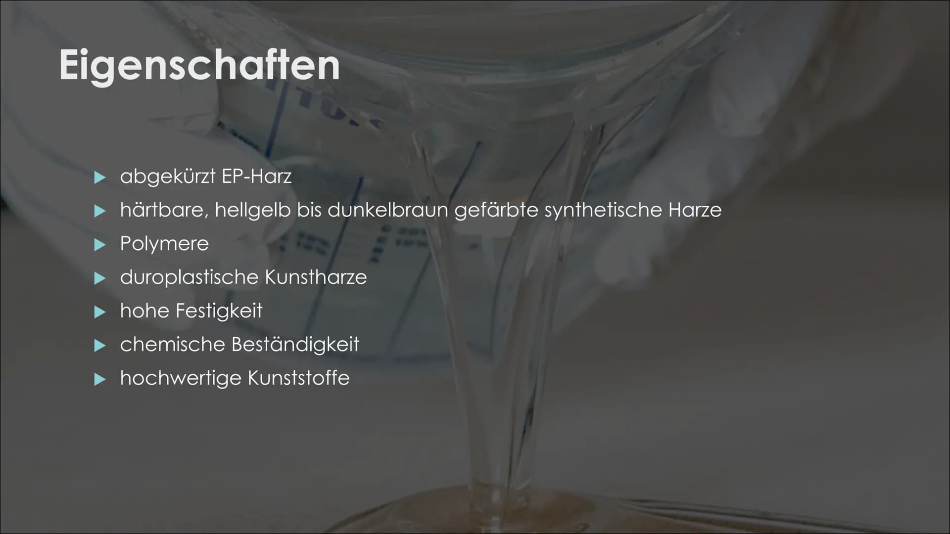 Epoxidharz CH3
VON JULIA TERLINDE
YIUR
O Inhalt
Geschichtlicher Hintergrund
▶ Formeln und Reaktionsgleichungen
▸ Eigenschaften
► Herstellung