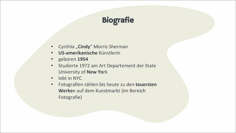 Cindy Sherman
,,Die Frau mit den Tausenden Gesichtern" Kurz zu ihr als Person
Cynthia Morris Sherman
• US-amerikanische Künstlerin und Fotog