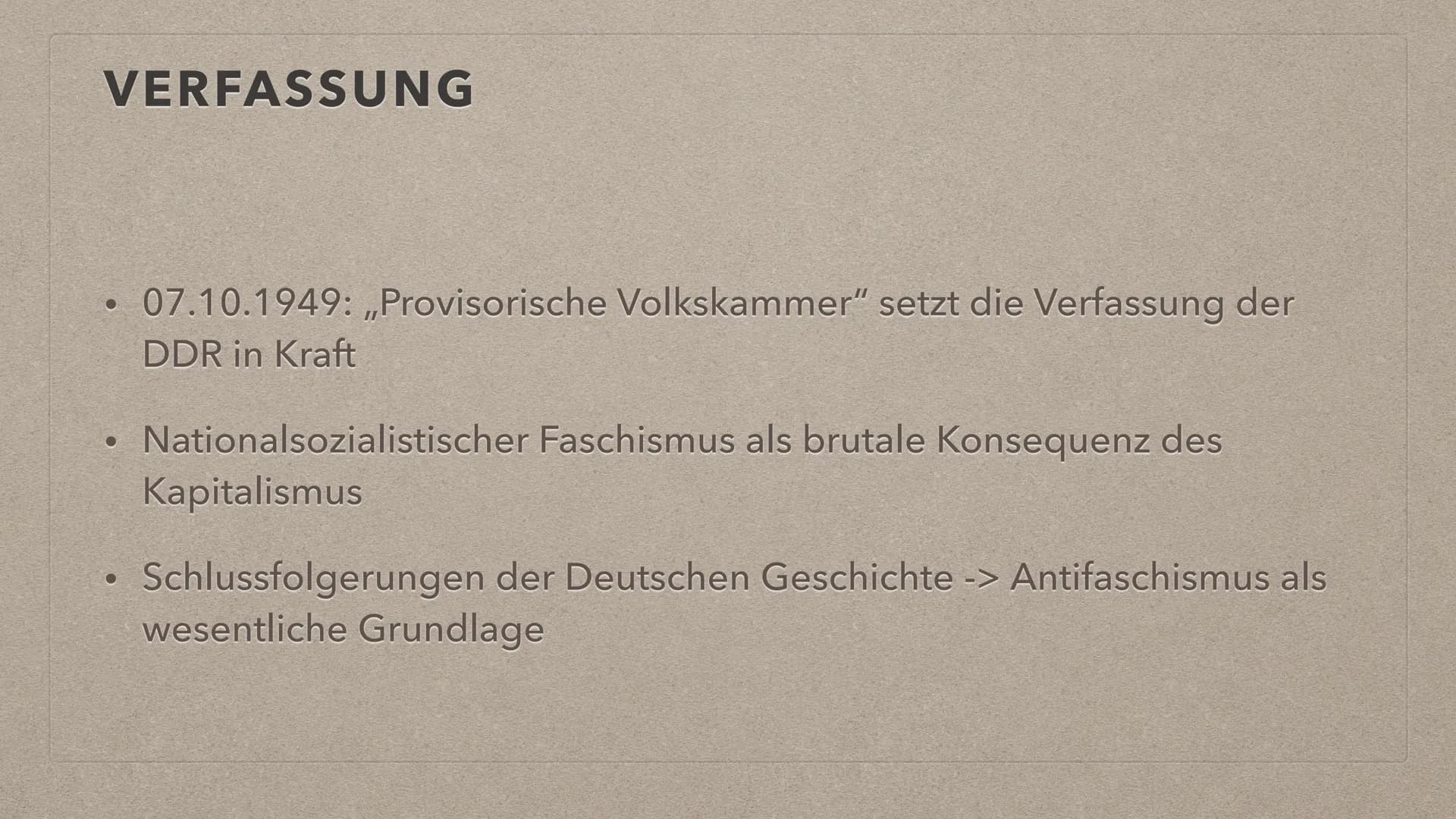 Es lebe die
DEUTSCHE
DEMOKRATISCHE REPUBLIK
FDO
GRUNDLAGEN DER DDR
S INHALT
●
●
●
●
●
●
Leitfrage
Verfassung
Marxistisch-leninistische Grund