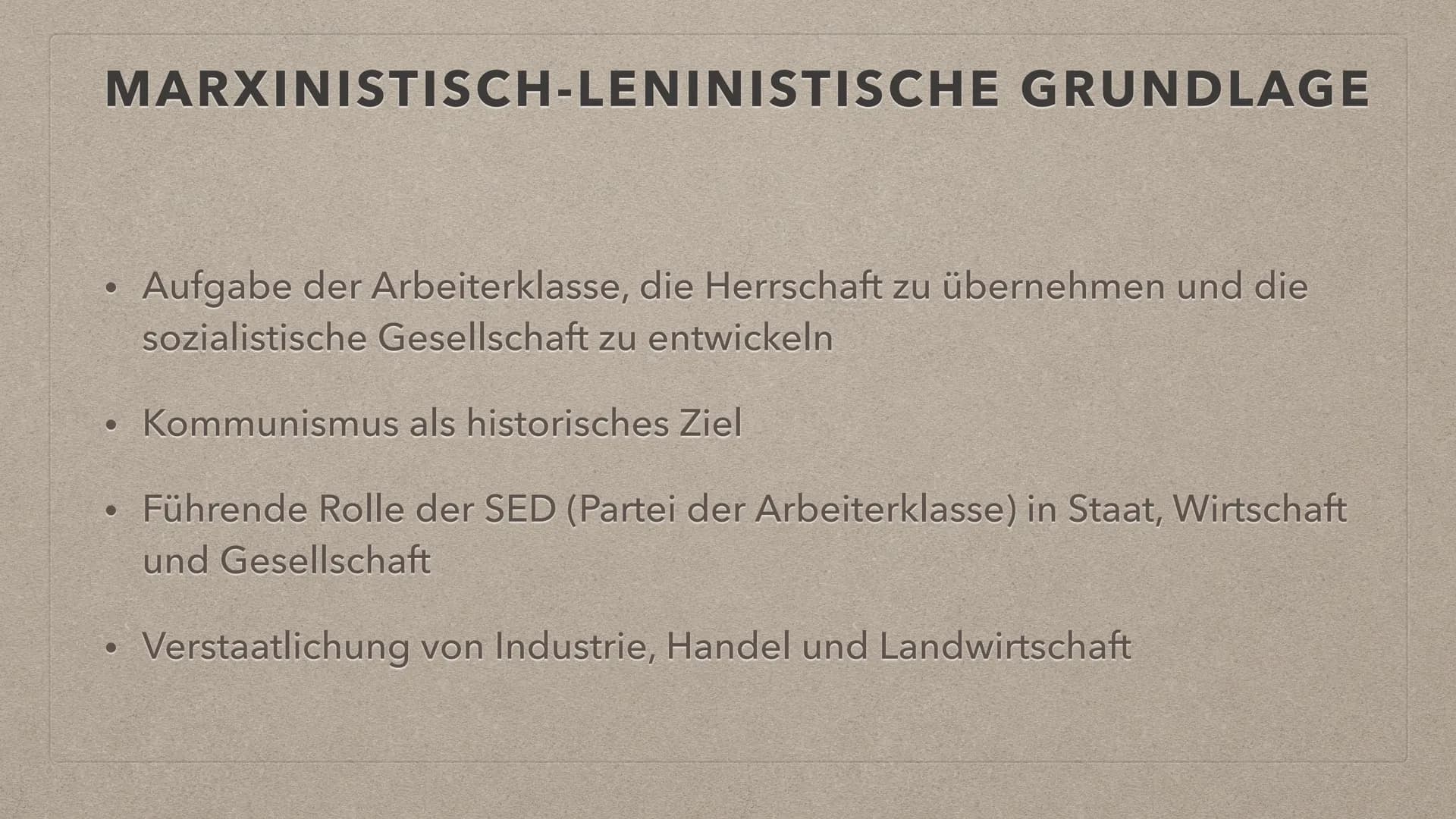 Es lebe die
DEUTSCHE
DEMOKRATISCHE REPUBLIK
FDO
GRUNDLAGEN DER DDR
S INHALT
●
●
●
●
●
●
Leitfrage
Verfassung
Marxistisch-leninistische Grund