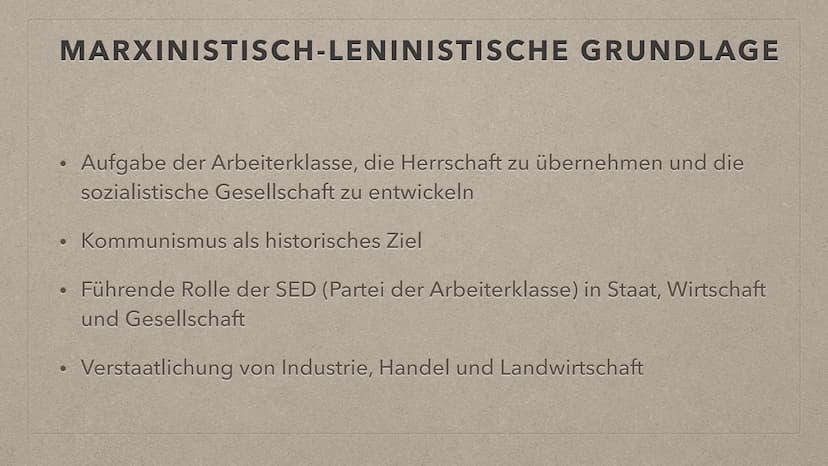 Es lebe die
DEUTSCHE
DEMOKRATISCHE REPUBLIK
FDO
GRUNDLAGEN DER DDR
S INHALT
●
●
●
●
●
●
Leitfrage
Verfassung
Marxistisch-leninistische Grund