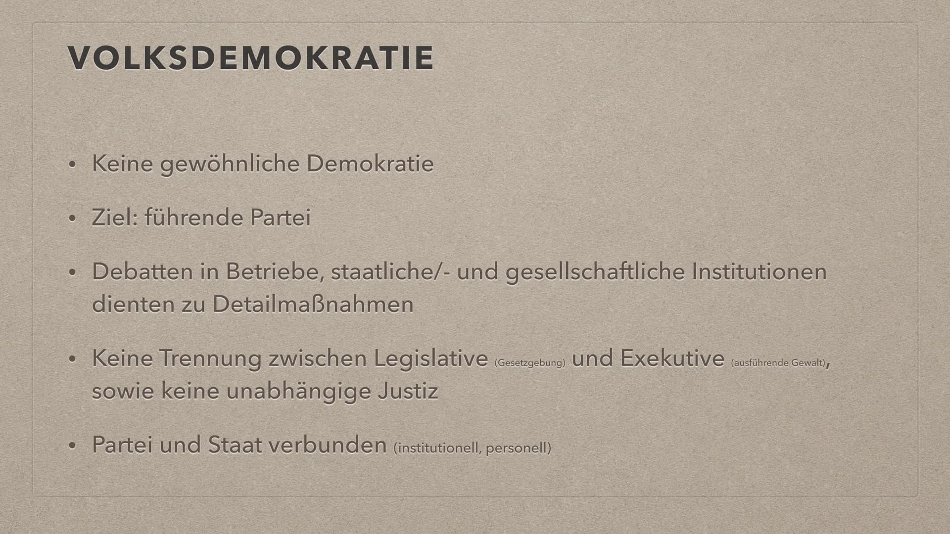 Es lebe die
DEUTSCHE
DEMOKRATISCHE REPUBLIK
FDO
GRUNDLAGEN DER DDR
S INHALT
●
●
●
●
●
●
Leitfrage
Verfassung
Marxistisch-leninistische Grund