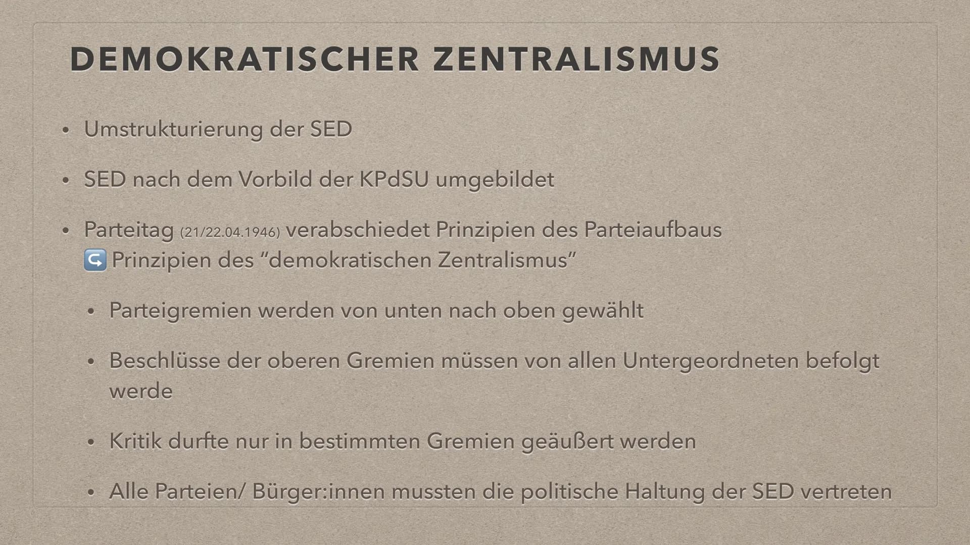 Es lebe die
DEUTSCHE
DEMOKRATISCHE REPUBLIK
FDO
GRUNDLAGEN DER DDR
S INHALT
●
●
●
●
●
●
Leitfrage
Verfassung
Marxistisch-leninistische Grund