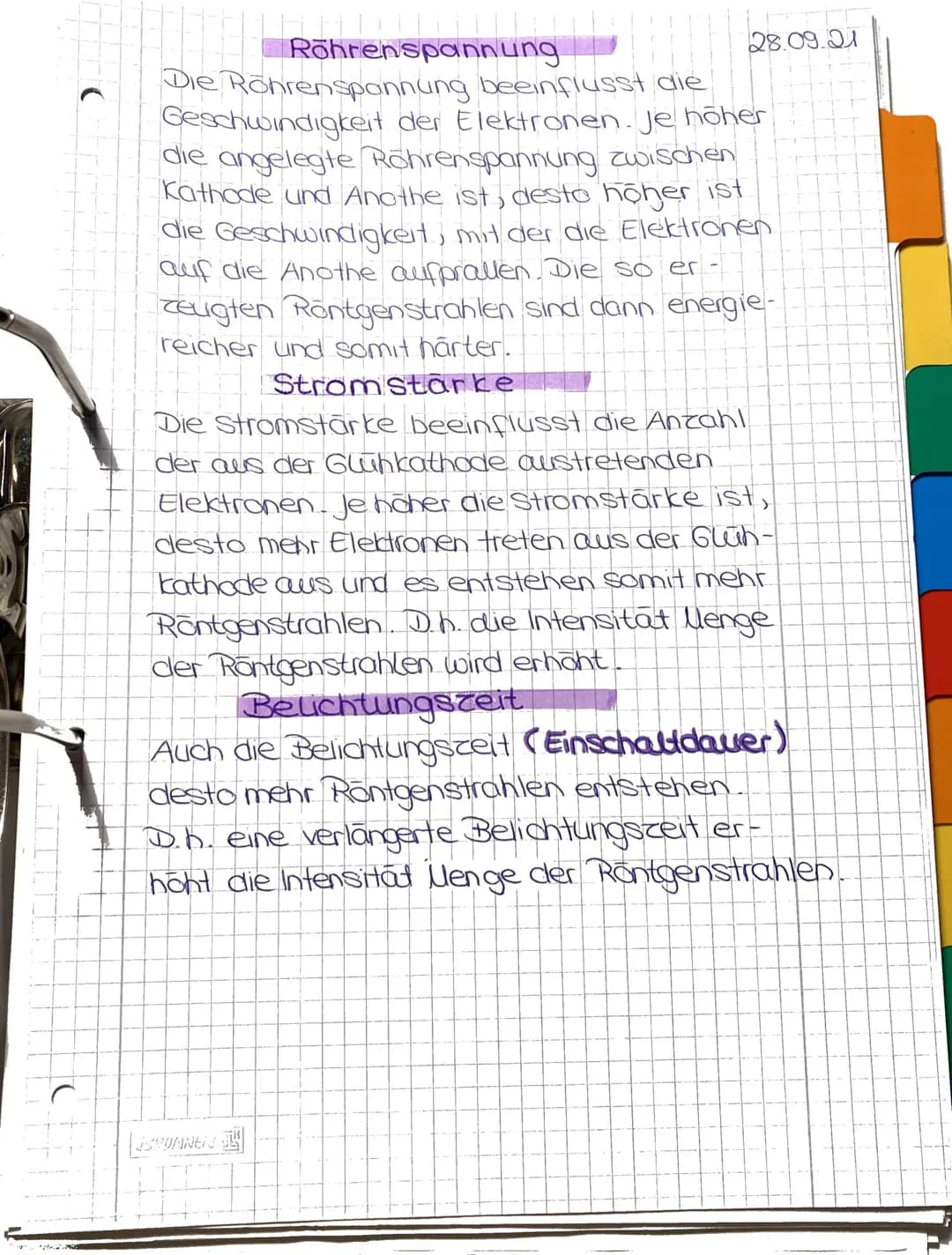 ▶ Röntgenstrahlen und somit die Bildent-
stehang können durch drei Größen (Parameter)
beeinflusst werden:
-
1
Röhrenspannung (Kilovolt = KV)