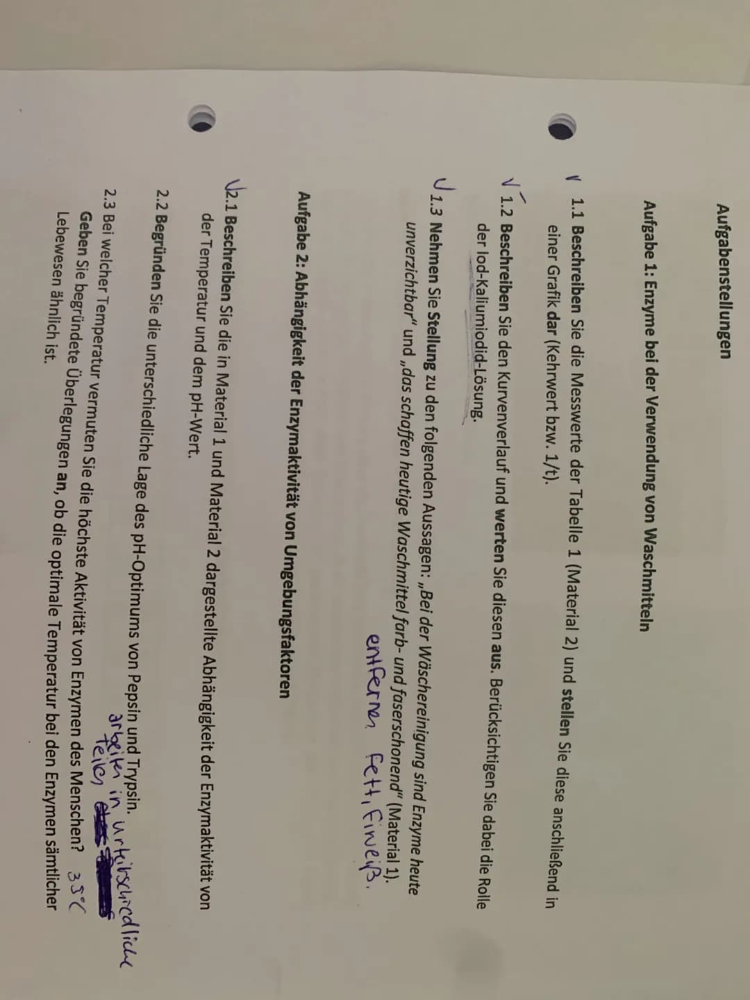 Aufgabenstellungen
Aufgabe 1: Enzyme bei der Verwendung von Waschmitteln
V
1.1 Beschreiben Sie die Messwerte der Tabelle 1 (Material 2) und 