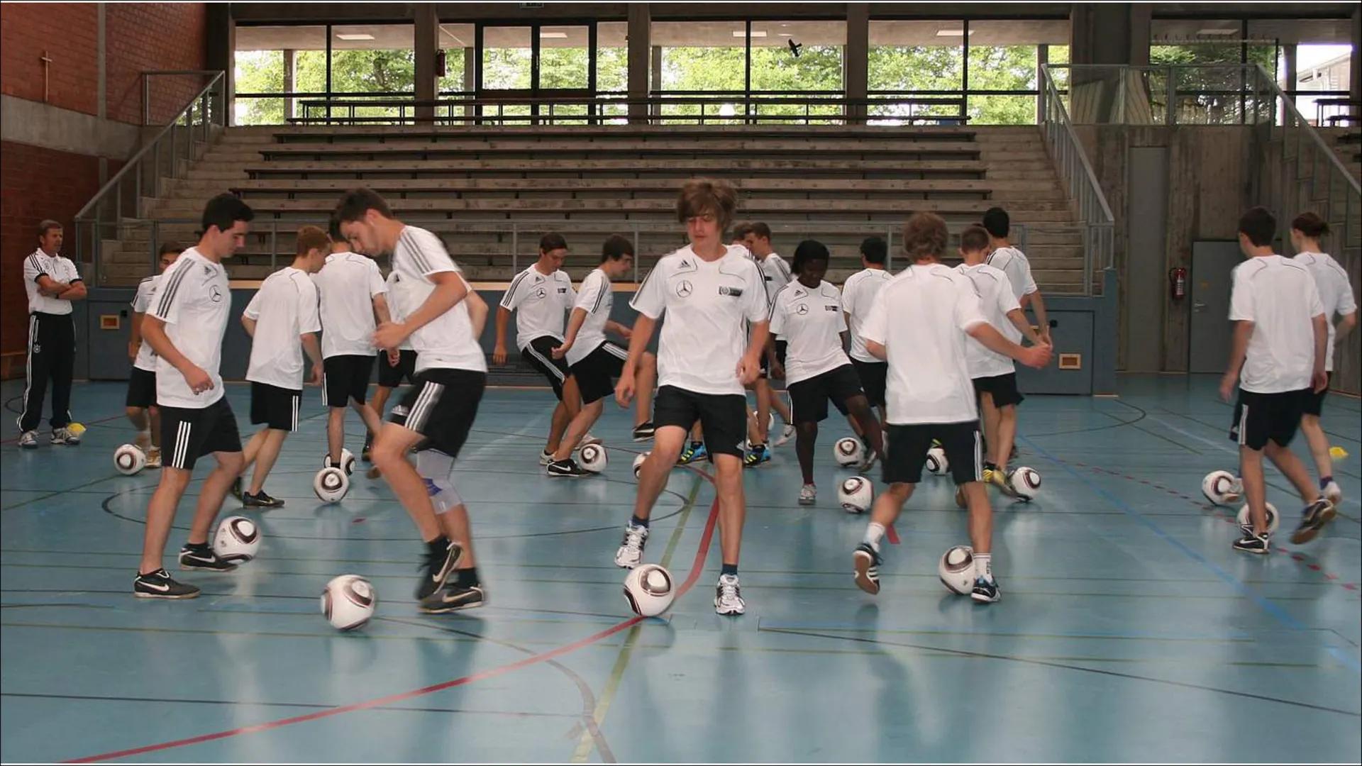 FUBBALL
Präsentation von Dorina
Di sala
SELECT INHALT
Infos
Geschichte und Hintergrund
Berühmte Sportler
Sportunterricht FO
Varisade
DERBY
B