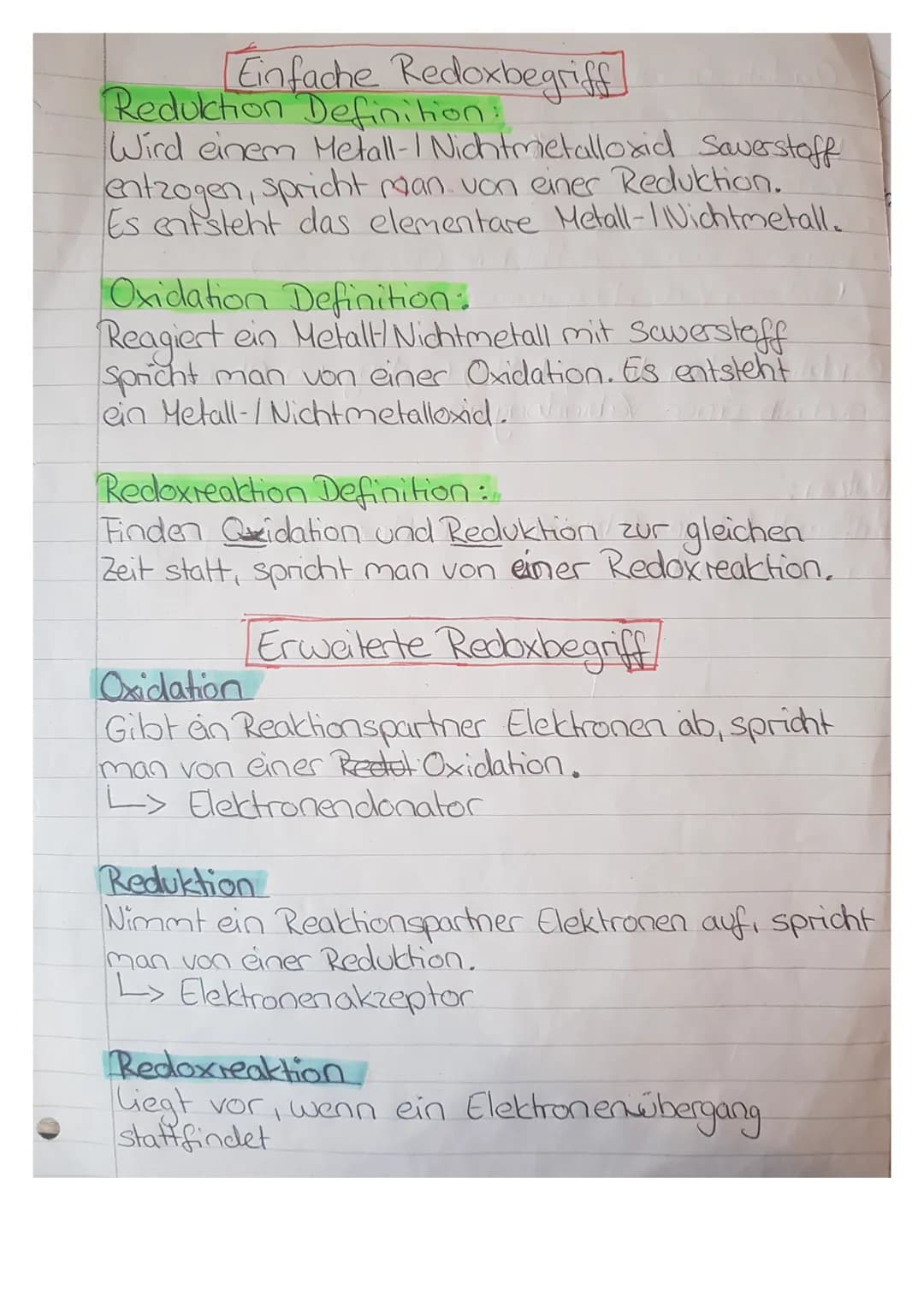 Einfache Redoxbegriff
Reduktion Definition:
Wird einem Metall- I Nichtmetalloxid Saverstoff
entzogen, spricht man von einer Reduktion.
Es en