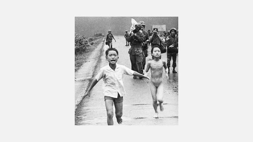 VIETNAMKRIEG ●
●
●
●
●
Ausgangslage
Kriegstrategien
Napalm
Ablauf
Folgen
INHALTSANGABE ●
●
●
AUSGANGSLAGE
1887 - Vietnam war eine Französisc
