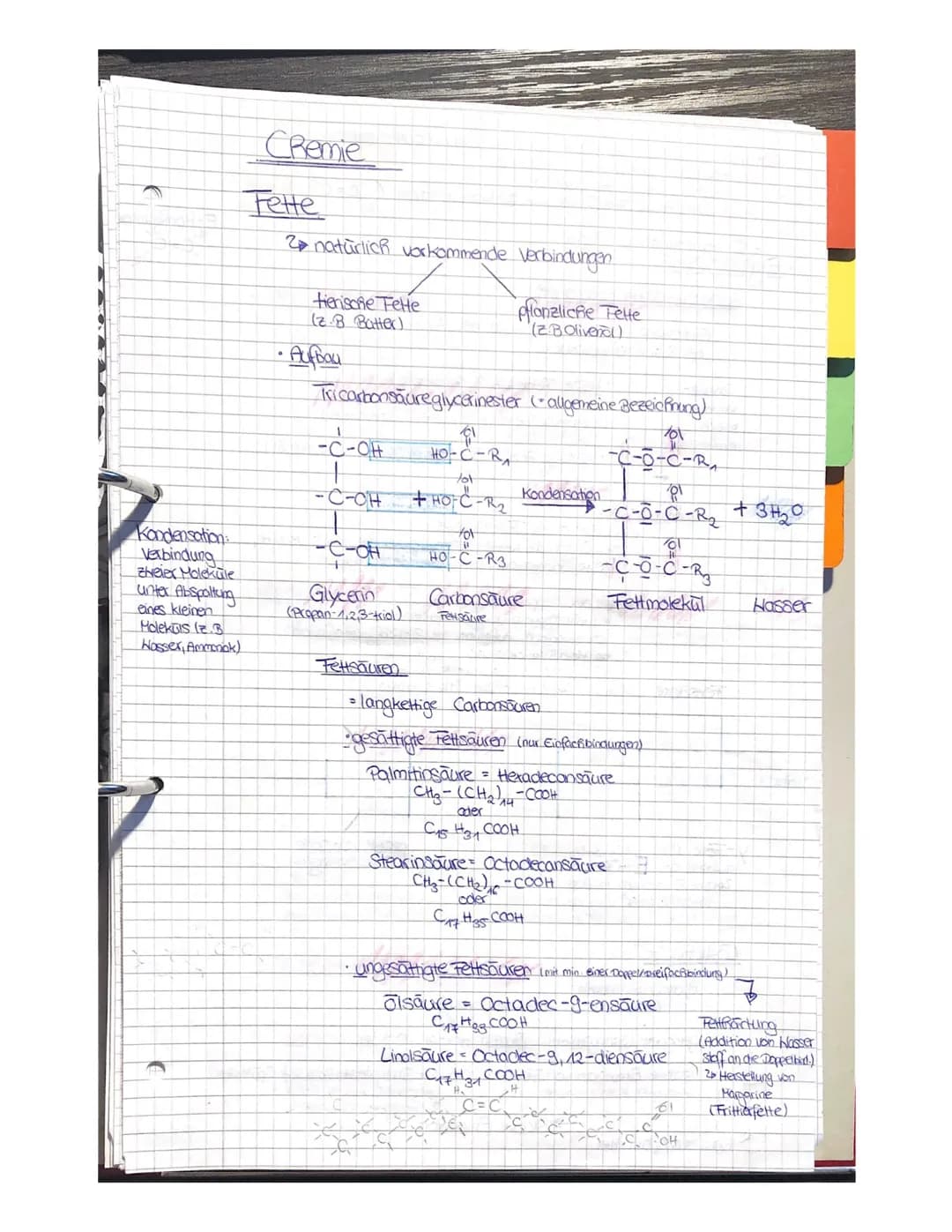 Kondensation:
Verbindung
zheier Molekule
unter Abspaltung
eines kleinen
Molekuls (z.B
Hasser, Ammmak)
Chemie
Fette
2 natürlich vorkommende V