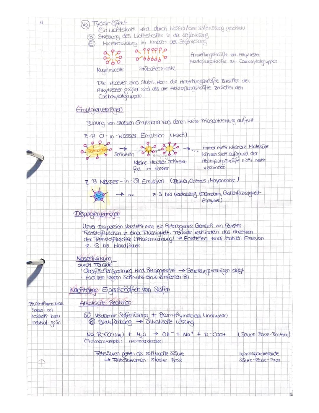 Kondensation:
Verbindung
zheier Molekule
unter Abspaltung
eines kleinen
Molekuls (z.B
Hasser, Ammmak)
Chemie
Fette
2 natürlich vorkommende V