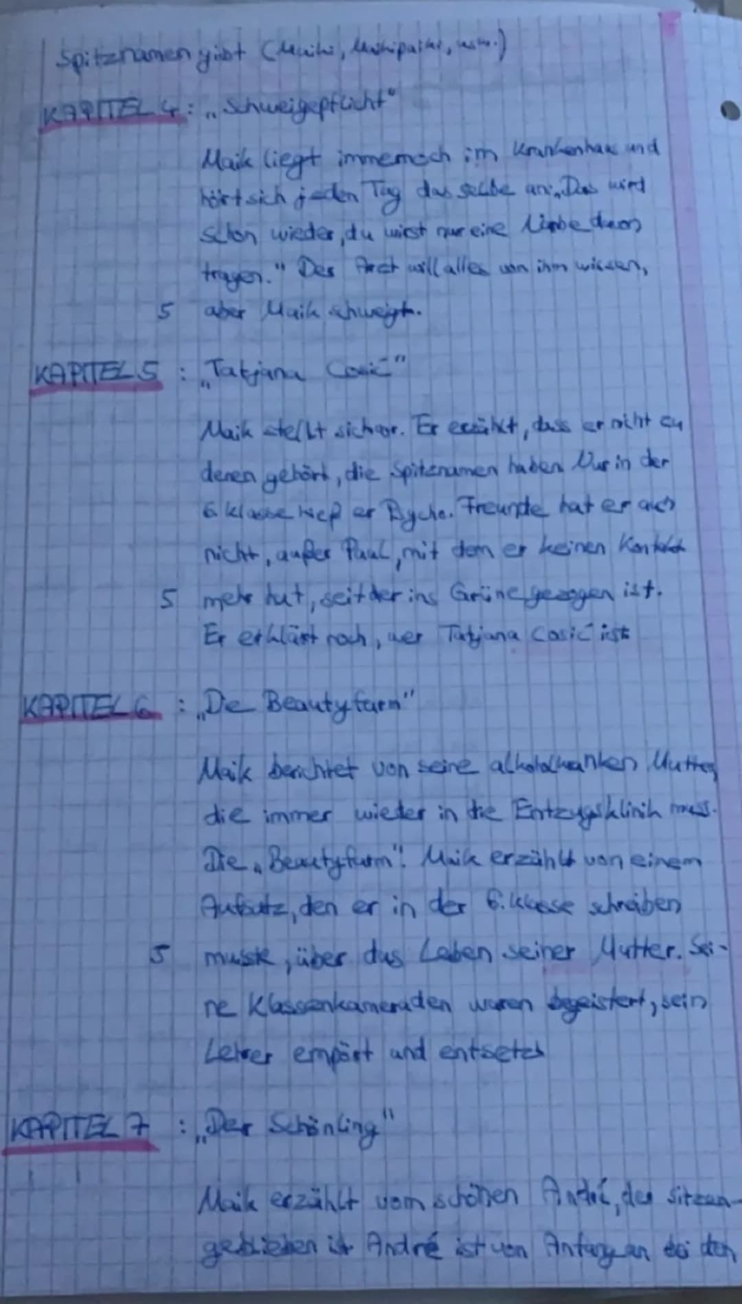 Маробезщуаттендазднад
KAPITEL 1: Vollgepisste Hose und kein Anwalt:
5
Maih sitzt mit einer vollgepinkelten
Hose und blutverschmiert in einem