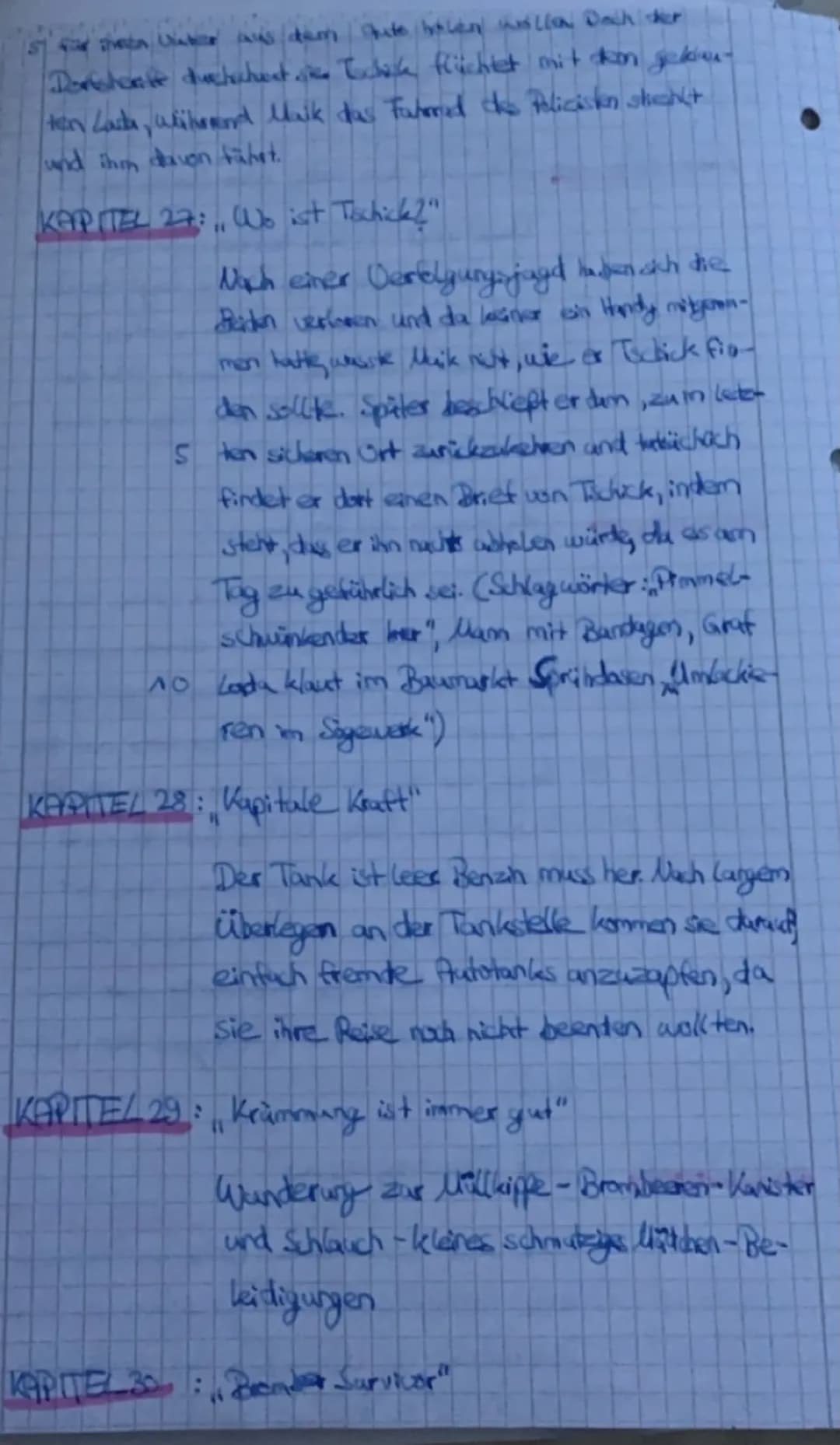 Маробезщуаттендазднад
KAPITEL 1: Vollgepisste Hose und kein Anwalt:
5
Maih sitzt mit einer vollgepinkelten
Hose und blutverschmiert in einem