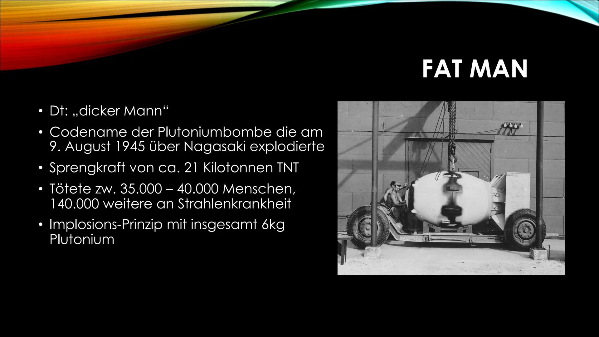 Atombomben ATOMBOMBEN ●
●
Strahlung
ATOMWAFFE WAS IST DAS?
Auch Kernwaffen oder Nuklearwaffen genannt
Explosion beruht auf atomaren unkontro