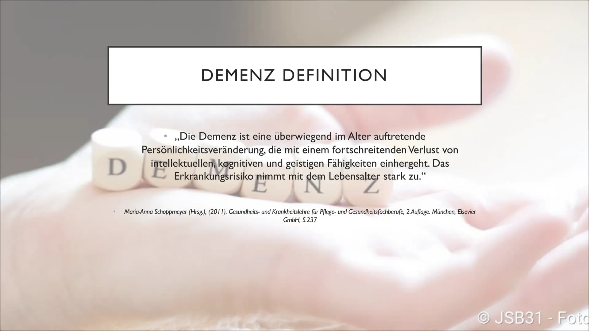 Von Lara, Jasmin B., Vivien
MENSCHEN MIT
ASSISTENZBEDARF IM FILM
DEMENZ ●
• Entstehung
• Symptome
●
●
Definition
Verschiedene Formen
• Diagn