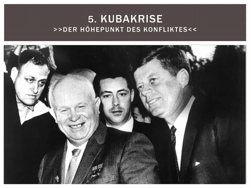 DER KALTE KRIEG
- Vanessa Siebert, 10c
>>weder Krieg
noch Frieden
zwischen dem
Ost- und dem
Westblock<< GLIEDERUNG
1. Allgemeine Fakten
2. D