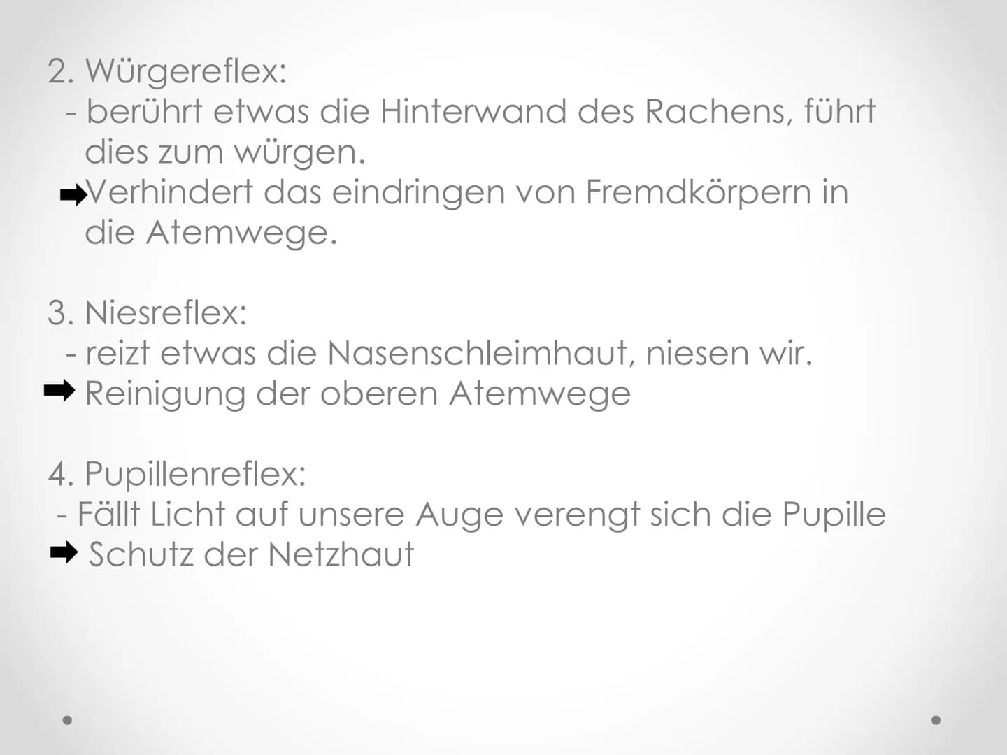 Reflexe
GFS im Fach Biologie ●
●
●
Gliederung
1. Beispiele von Reflexen
2. Kniescheibensehnenreflex
• 3. Grundlegender Ablauf eines Reflexes