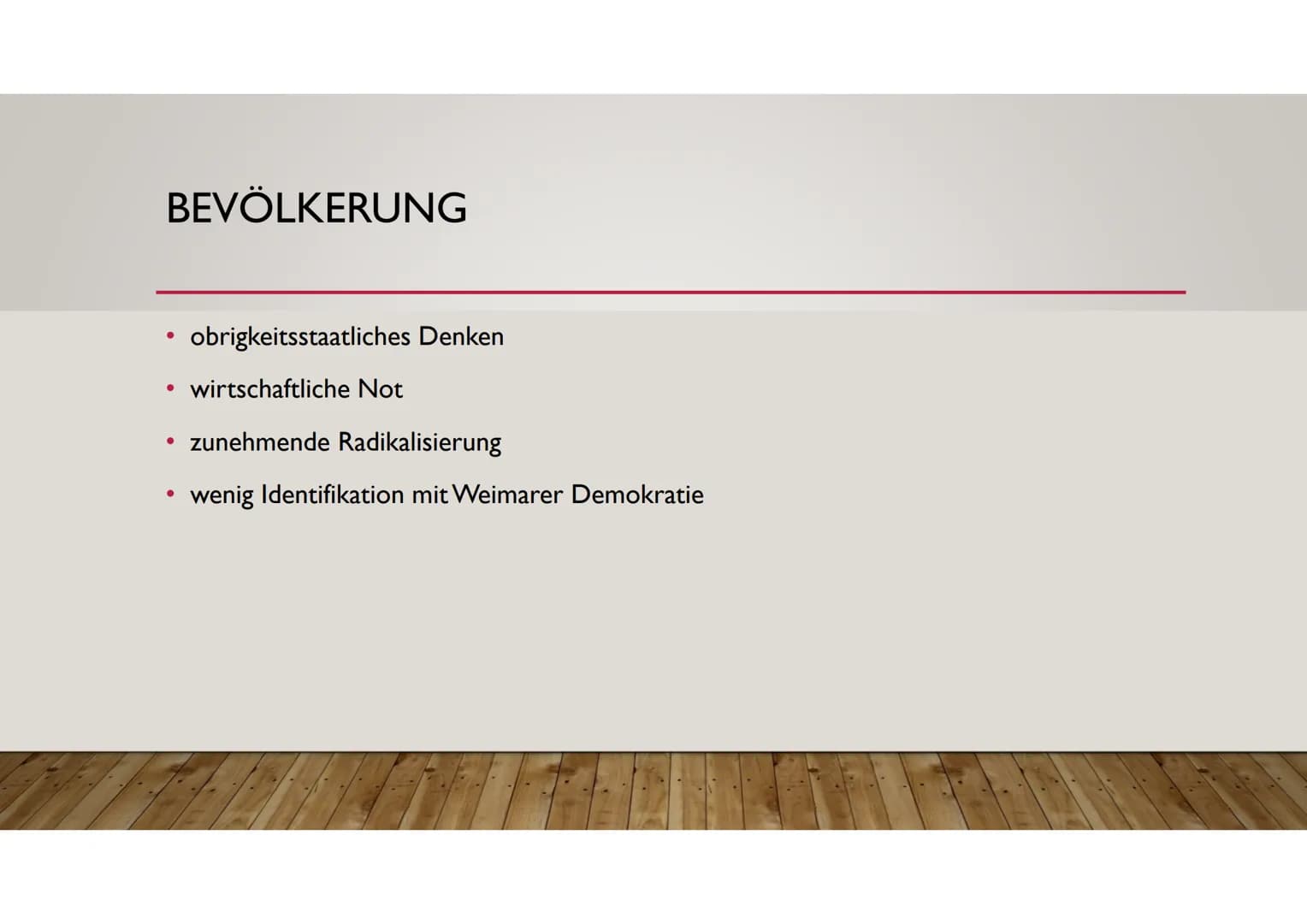 
<h2 id="versaillervertrag">Versailler Vertrag</h2>
<p>Der Versailler Vertrag verletzte das Nationalgefühl der Deutschen, diente als Kampfin