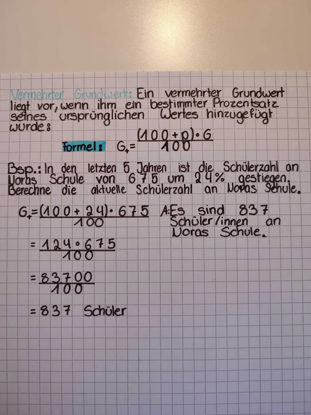 J
MATHE
Grundwissen: Der Begriff Prozent wurde
lateinischen
pro" (für, oder von) und
zusammengesetzt. Die gleiche
gus den
centum hunder
"Bed