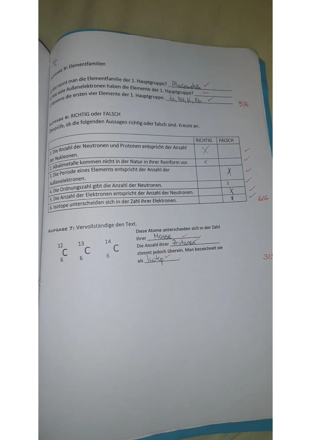 AUFGABE 5: Elementfamilien
Wie viele Außenelektronen haben die Elemente der 1. Hauptgruppe?
Wie nennt man die Elementfamilie der 1. Hauptgru