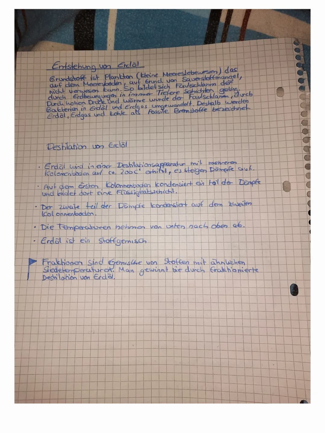 •
.
Entstehung von Erdöl
Grundstoff ist Plankton (kleine Meereslebewesen) das
auf dem
nicht verwesen kann. So bildet sich Faulschlann der
du