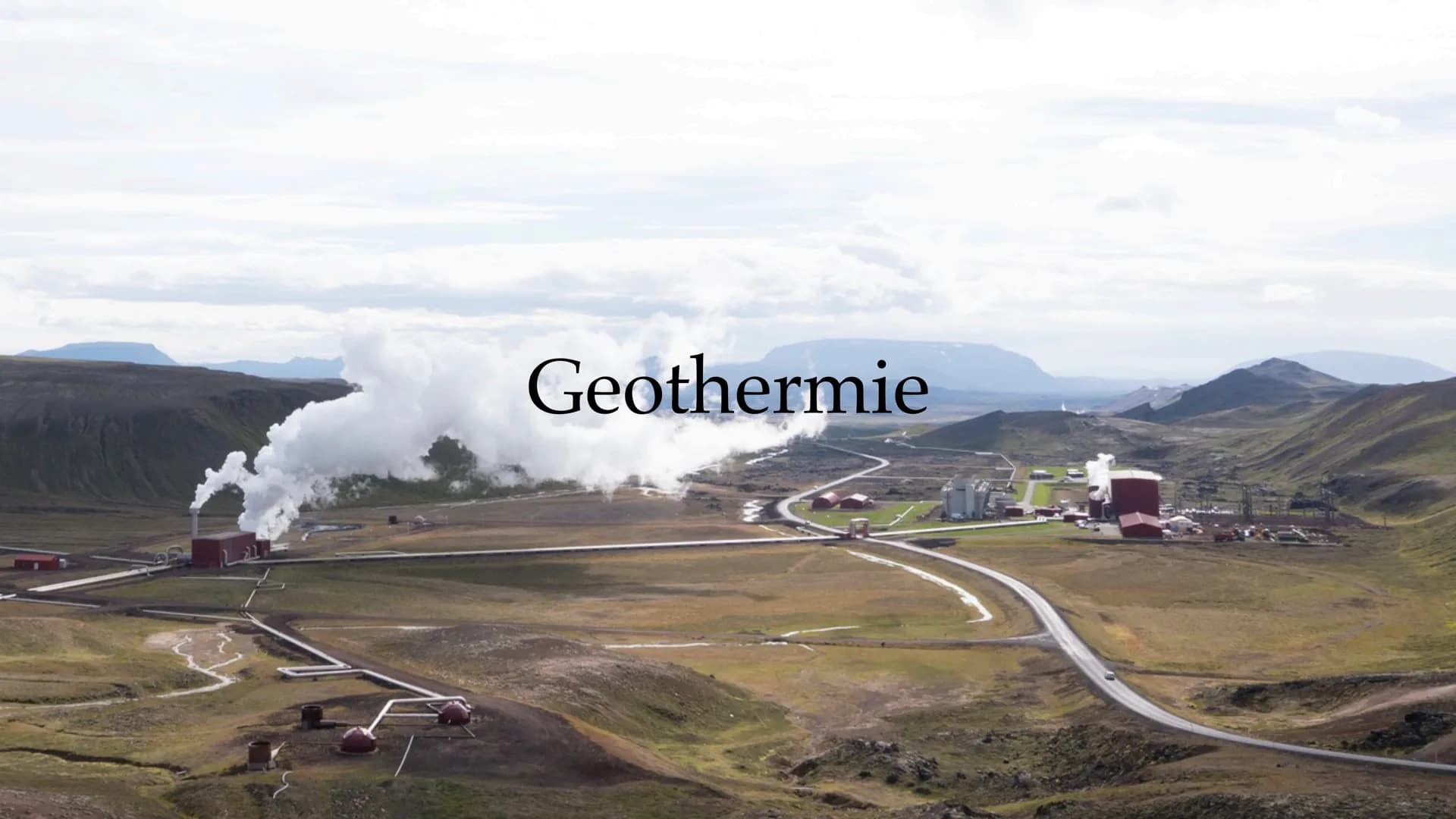 Geothermie ●
●
●
●
• Vor- Nachteile
Zukunftsperspektiven
●
Entstehung
Gewinnung der Energie
Nutzung Deutschland und Weltweit
Raumbeispiel Is