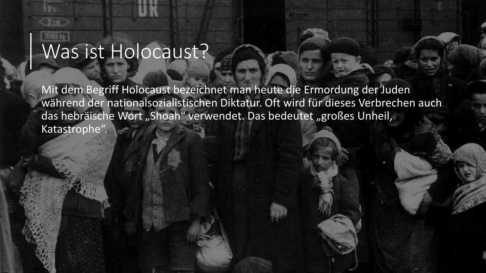 Holocaust
Von Sarah Rickermann und Gretha
Gebken
ARBEIT MACHT FREI Gliederung
●
●
●
●
●
●
Was ist Holocaust?
Ablauf des Holocaustes
Opfergru