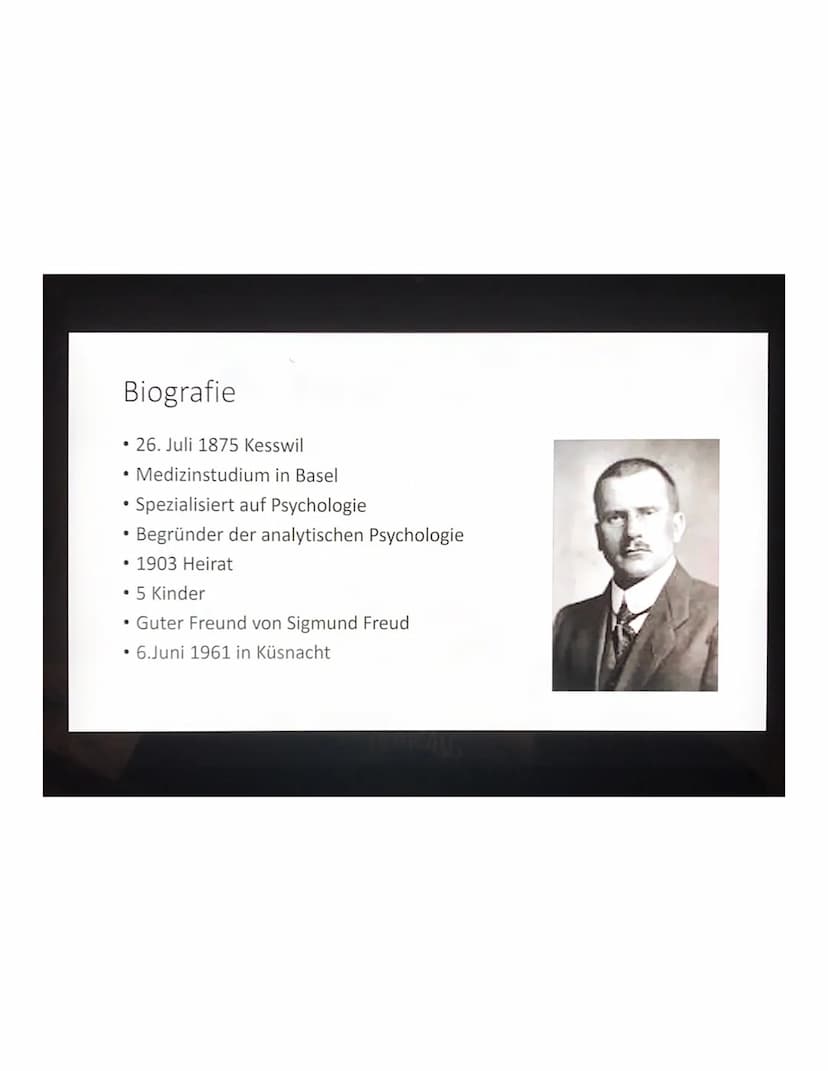 Carl Gustav Jung
Janina Koch & Natalie Scheidegger Inhalt
• Biografie
●
Menschenbild
.
Persönlichkeitsmodell/ Theorie
Zitate
• Bezug/ Nutzen