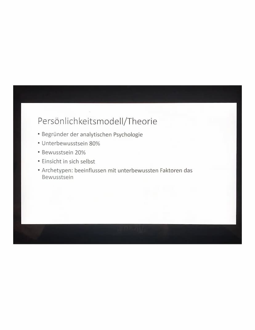 Carl Gustav Jung
Janina Koch & Natalie Scheidegger Inhalt
• Biografie
●
Menschenbild
.
Persönlichkeitsmodell/ Theorie
Zitate
• Bezug/ Nutzen