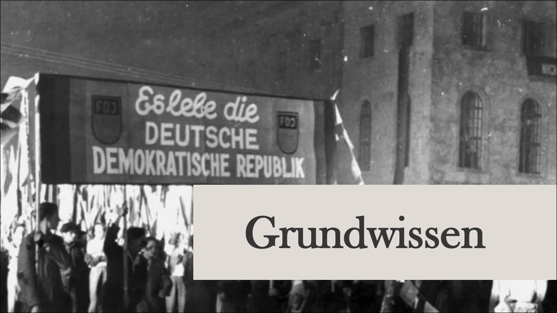 Leben, wohnen
und Konsum in
der DDR
Von Jana und Michelle Inhaltsverzeichnis
Grundwissen
Leben
Wohnen
Konsum Es lebe die
DEUTSCHE
DEMOKRATIS