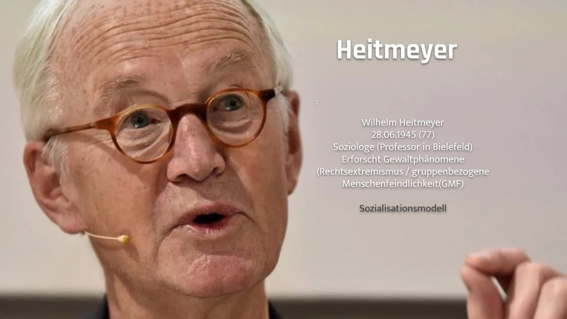 Desintegrations-
Verunsicherungs-
Gewalt Konzept
Heitmeyer
Cynthia D. Schömer
70
+ 01
Integration /
Desintegration
Integrationsdimesionen/
D