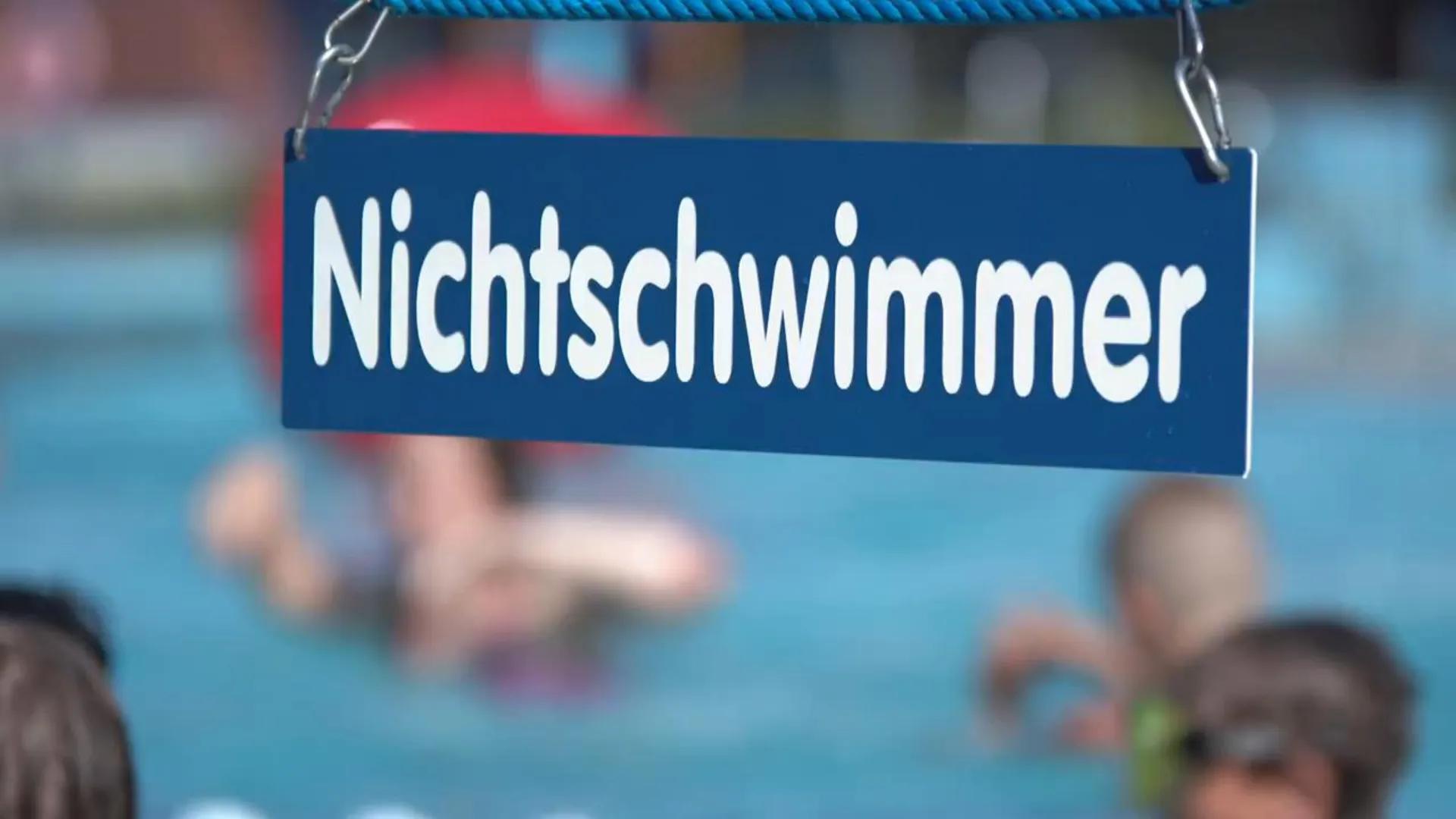 -Gymnasium
Leistungskurs Sport
Fachlehrer: Herr
Handout GFS: Rettungsschwimmen
1. Leitfrage: Sollte Rettungsschwimmen im
Schwimmunterricht g