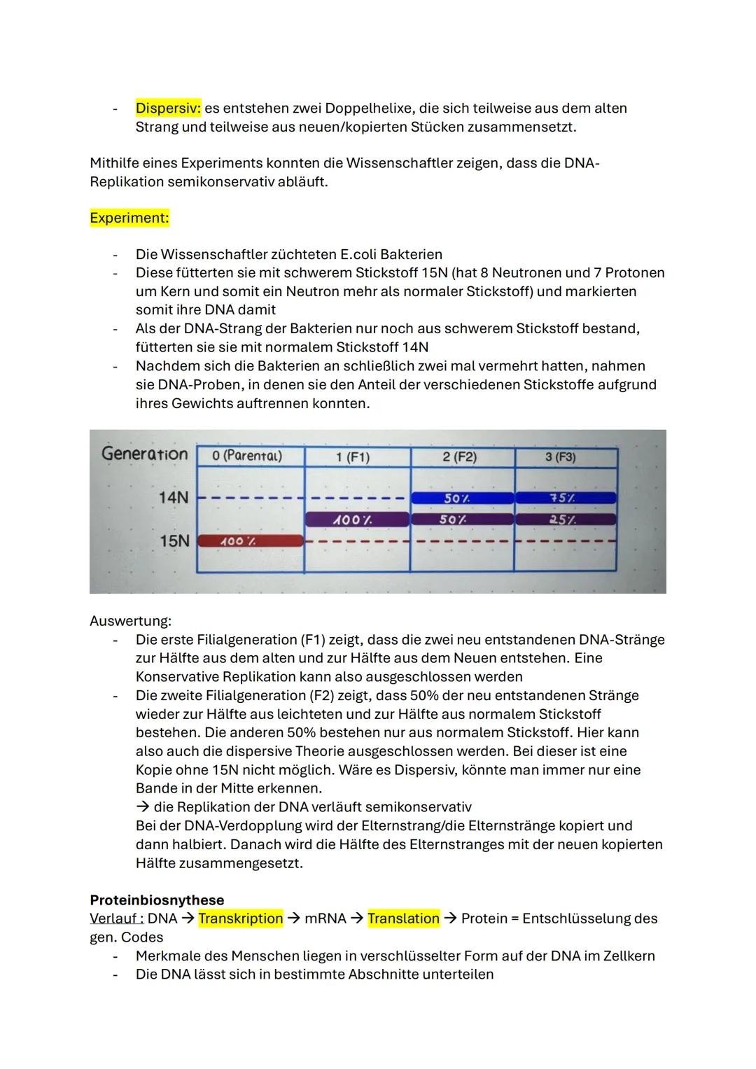 Q1.1 Von der DNA zum Protein
Aufbau und Replikation der DNA
Watson-Crick-Modell (1953)
- Eine Strickleiter die um ihre eigene
Längsachse g
