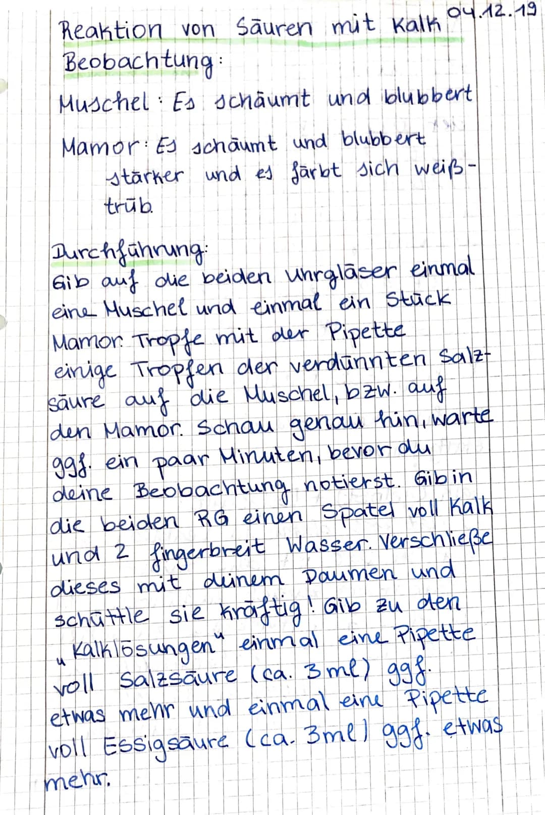 <h2>Kalk und Salzsäure Reaktionsgleichung</h2>
<p>Die Reaktion von verdünnter Salzsäure mit Mamor und einer Muschel zeigt die Bildung von C