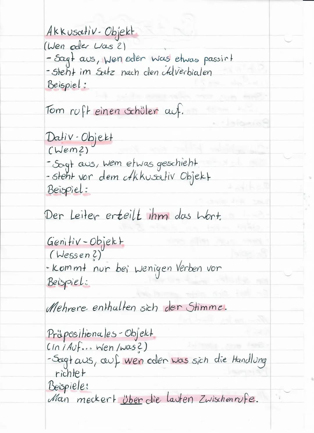 # Akkusativ-Objekt
(Wen oder Was?)
- Sagt aus, Wen oder was etwas passiert
- Steht im Satz nach den Adverbialen
Beispiel:
Tom ruft einen Sch