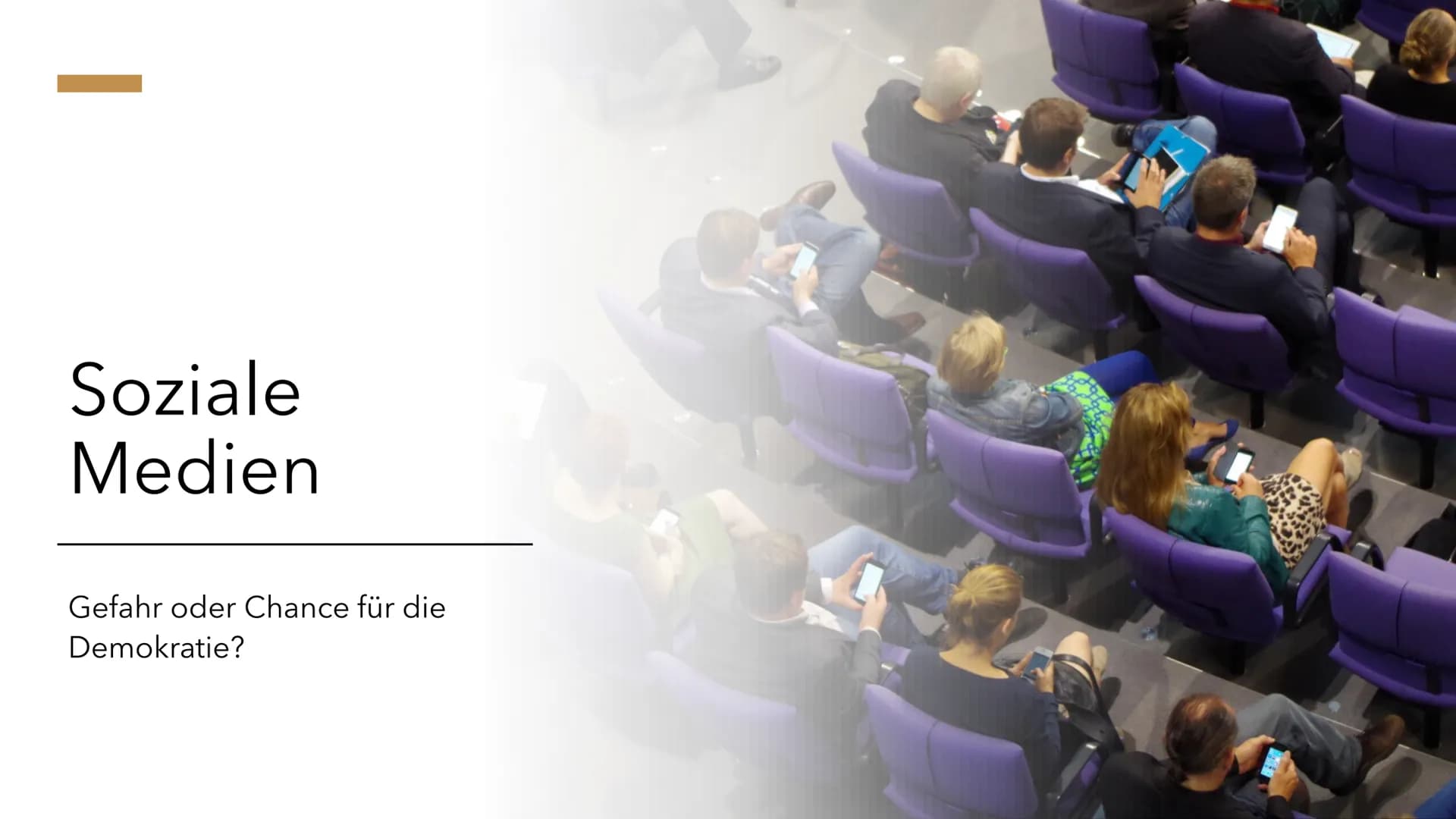Soziale
Medien
Gefahr oder Chance für die
Demokratie? # Gliederung
* Neuerungen
* Chancen
* Gefahren
* Fazit
* Quellen # Neuerungen
* Zuga