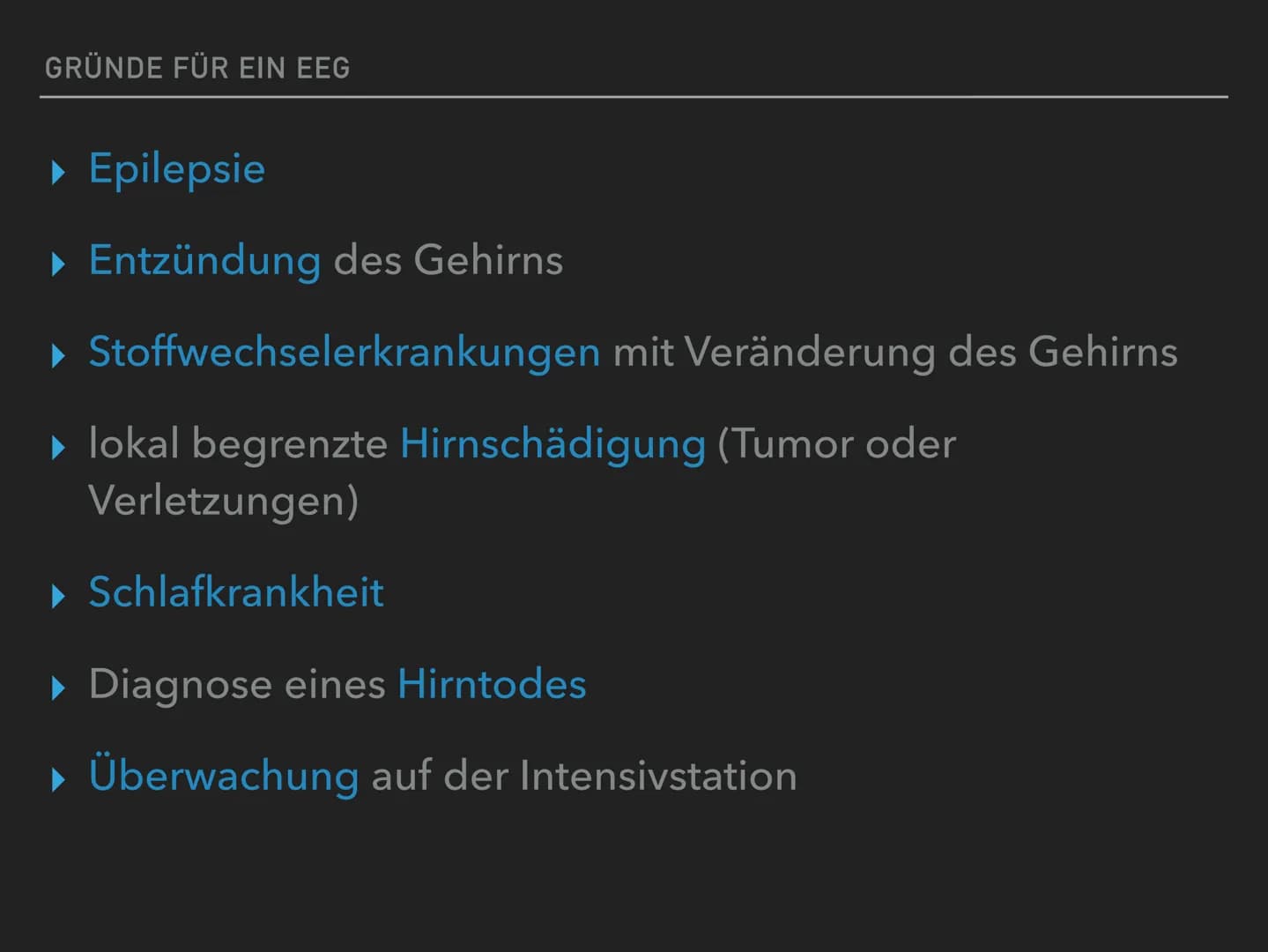 # EEG & Ekg
## EKG (Elektrokardiogramm):
= Aufzeichnung von elektrischen Spannungen bei jedem Herzschlag
### Gründe für ein EKG:
- Herzinf