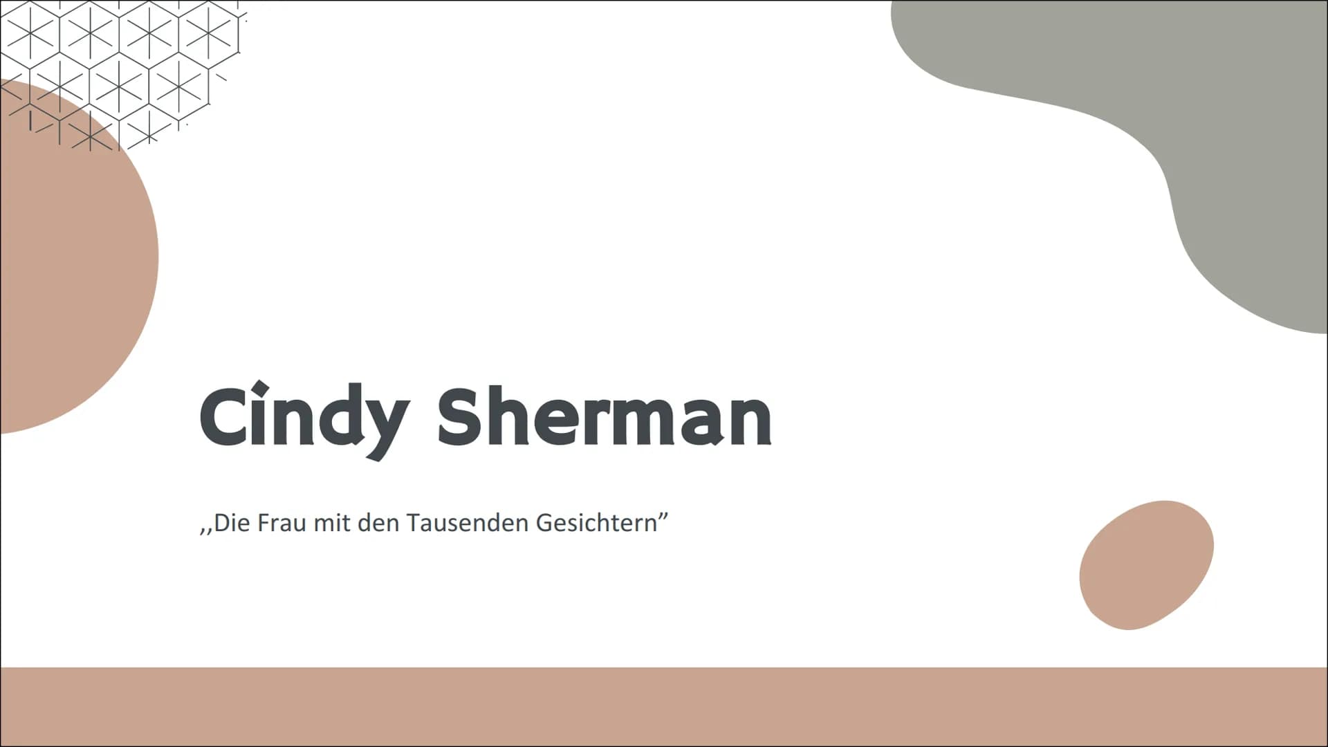 ## Cindy Sherman
## Kurz zu ihr als Person
Cynthia Morris Sherman
- US-amerikanische Künstlerin und Fotografin
- geboren 1954
- Studierte 1