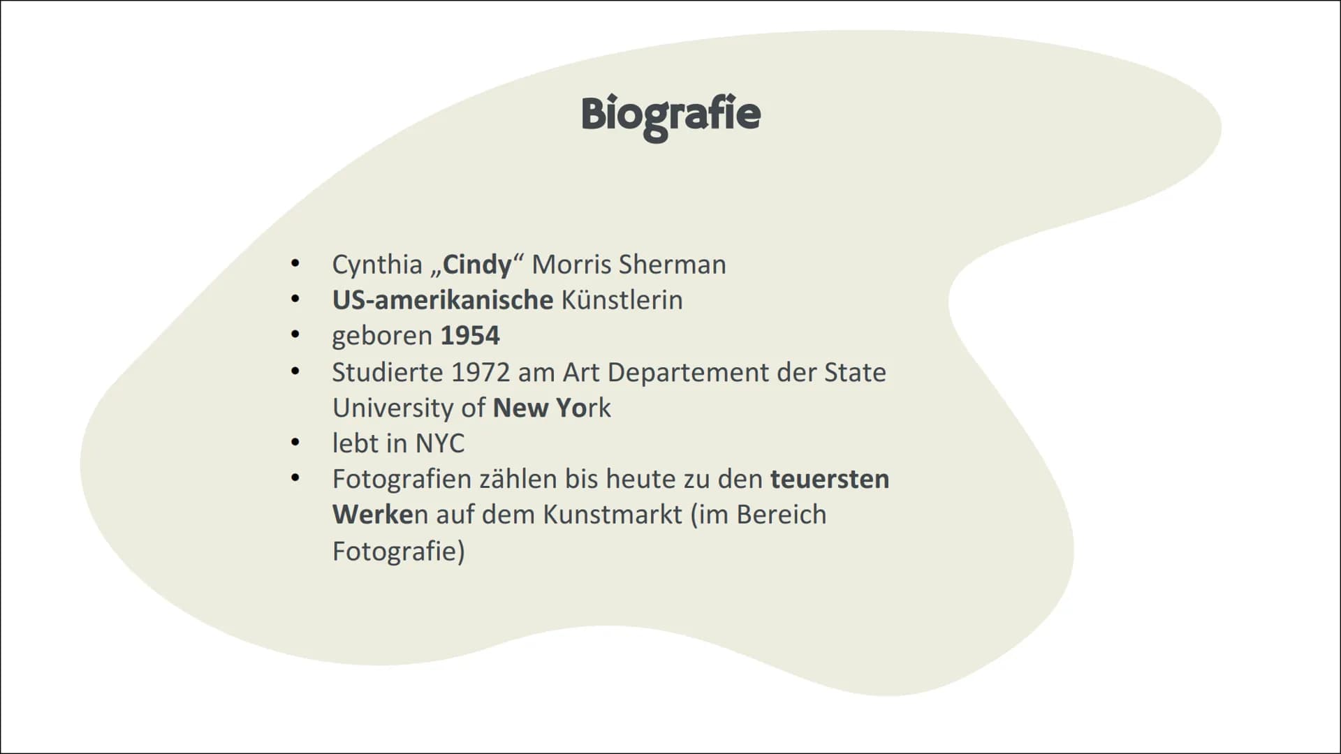 ## Cindy Sherman
## Kurz zu ihr als Person
Cynthia Morris Sherman
- US-amerikanische Künstlerin und Fotografin
- geboren 1954
- Studierte 1