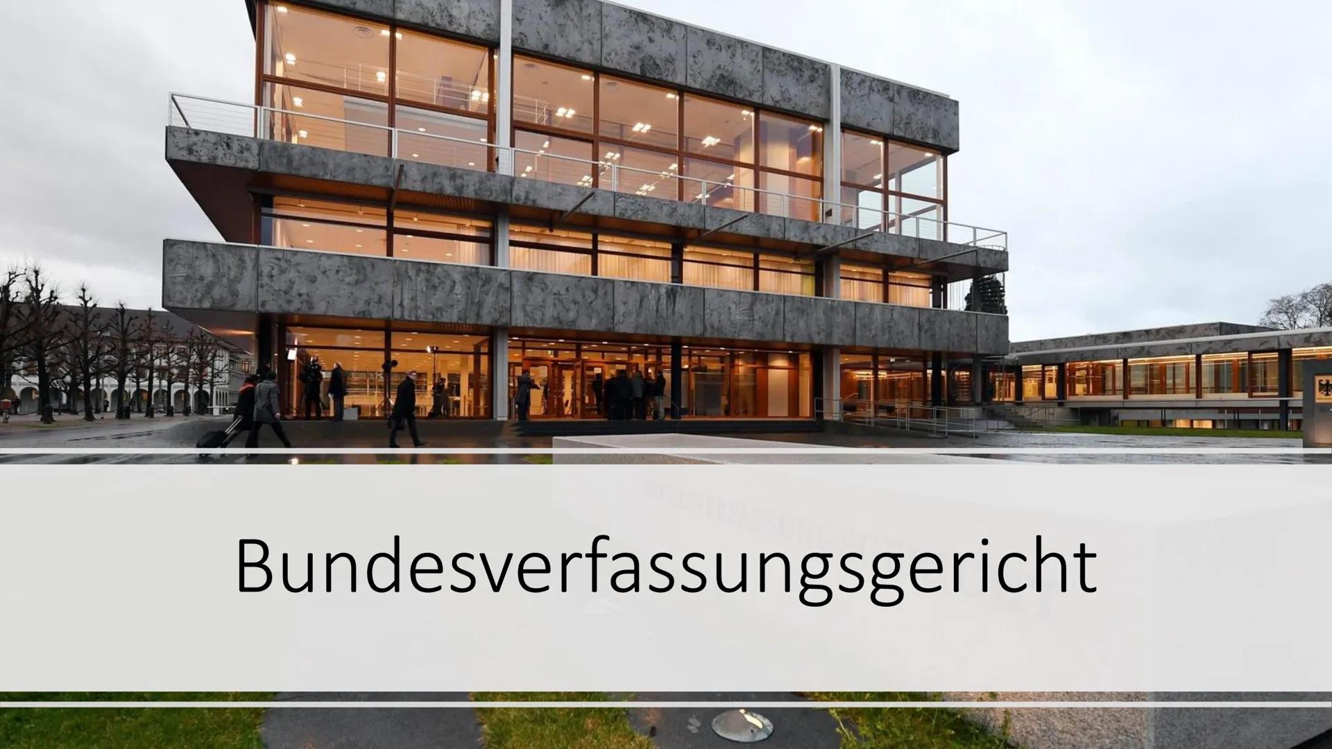 Zi
Bundesverfassungsgericht Inhalt
●
Grundwissen
Aufbau
Bundesverfassungsrichter
Aufgaben
Fakten Grundwissen
●
1 der 5 ständigen
Verfassungs