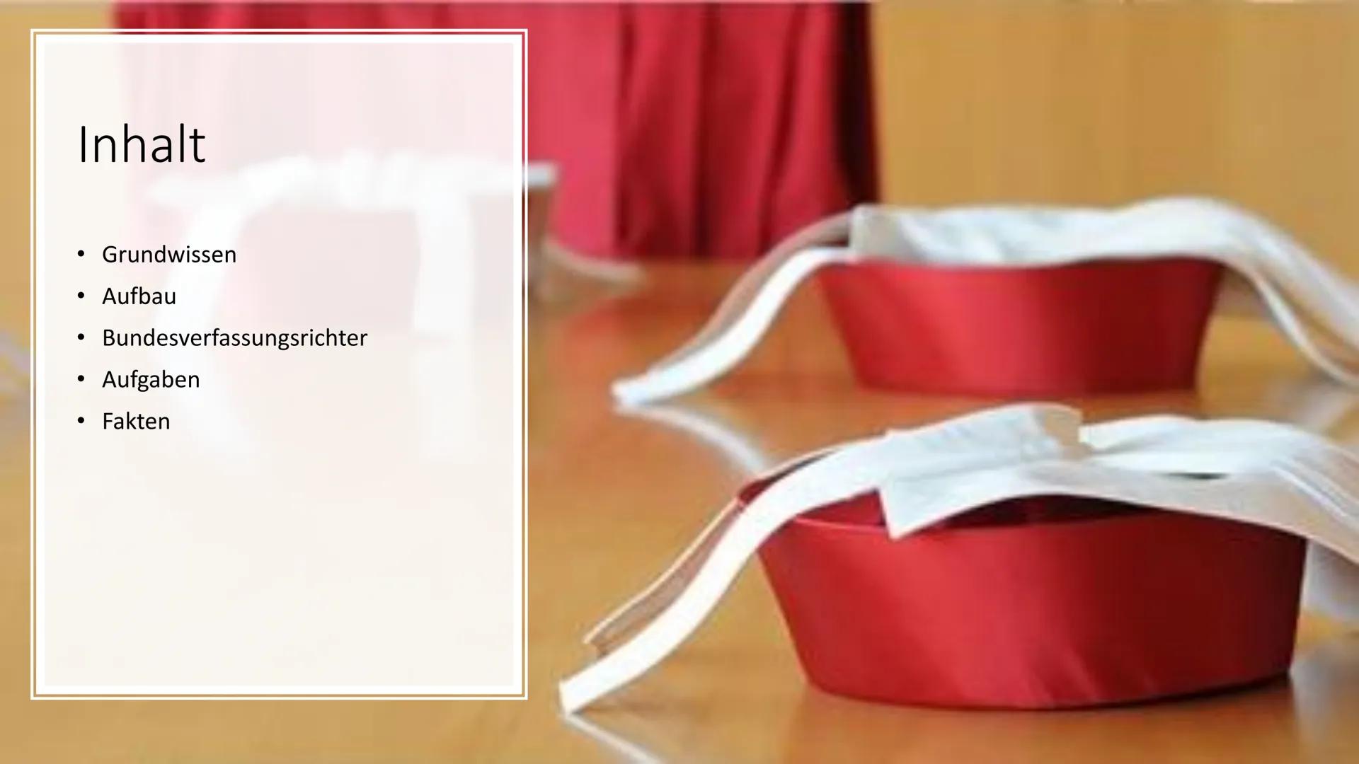 Zi
Bundesverfassungsgericht Inhalt
●
Grundwissen
Aufbau
Bundesverfassungsrichter
Aufgaben
Fakten Grundwissen
●
1 der 5 ständigen
Verfassungs