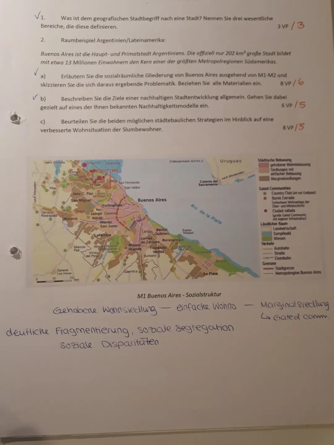 ## V1.
Was ist dem geografischen Stadtbegriff nach eine Stadt? Nennen Sie drei wesentliche
Bereiche, die diese definieren.
3VP/3
## 2.
Raum