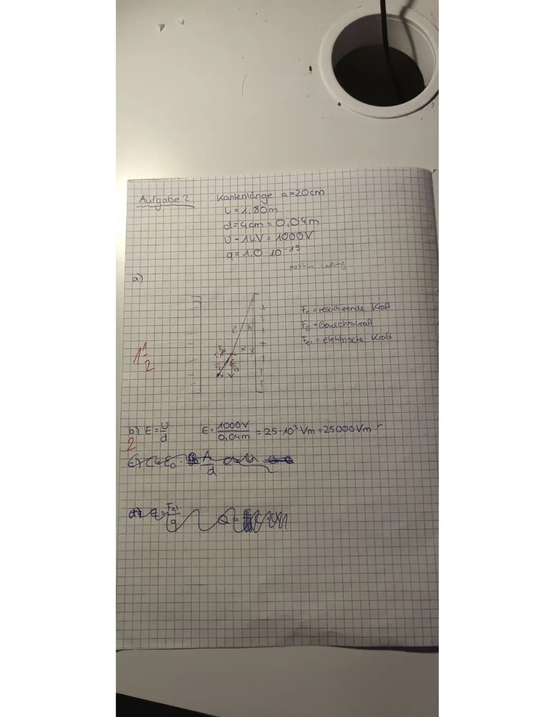 Klassenarbeit Nr Inha
med OTRVIS
24.11.2021
Konstanten:
g=9,81N/kg
60=8,85$\cdot 10^{-12}$CV$^{-1}$m
Aufgabe 1: (3 Punkte)
Zeichne das Feld