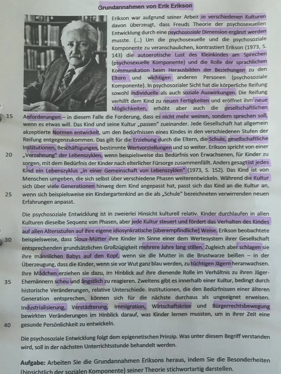 ## Grundannahmen von Erik Erikson
Erikson war aufgrund seiner Arbeit in verschiedenen Kulturen davon überzeugt, dass Freuds Theorie der psy