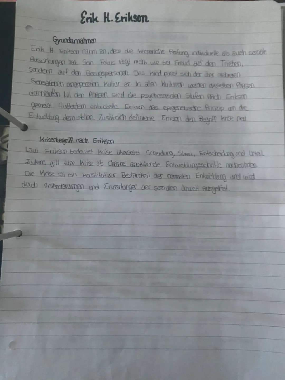 ## Grundannahmen von Erik Erikson
Erikson war aufgrund seiner Arbeit in verschiedenen Kulturen davon überzeugt, dass Freuds Theorie der psy