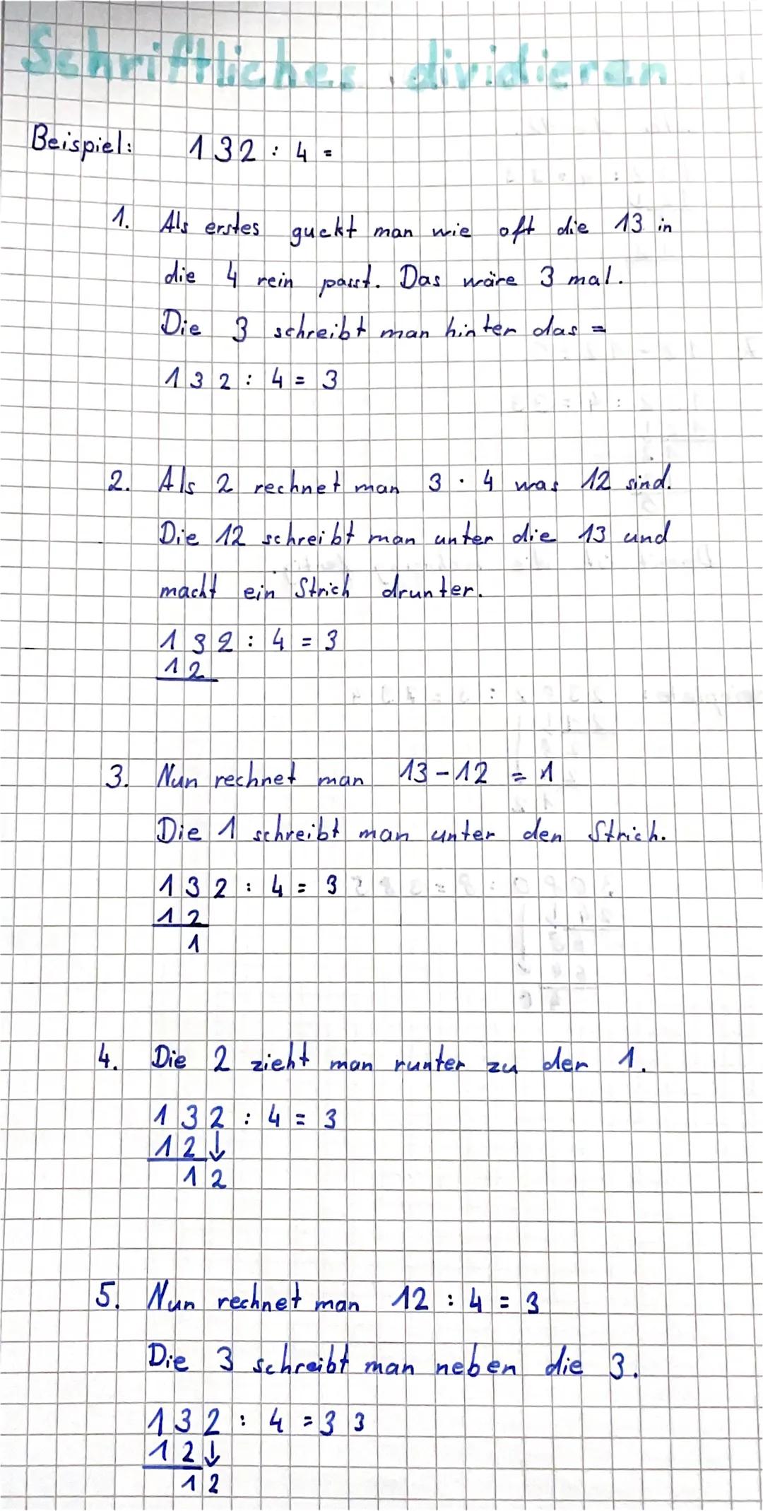 Schriftliches dividieren
Beispiel: 132:4=
1. Als erstes guckt man wie oft die 13 in
die 4 rein past. Das wäre 3 mal.
Die 3 schreibt man hi