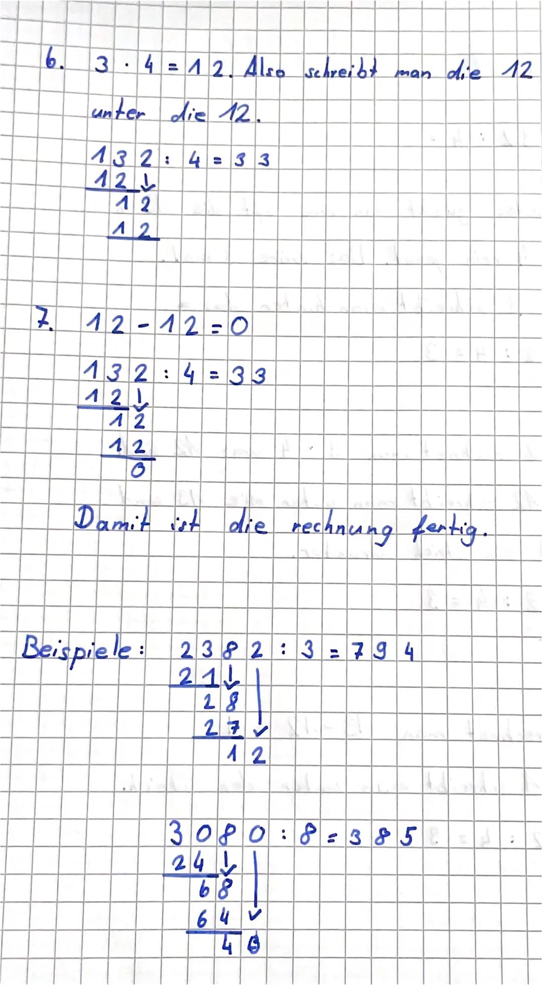 Schriftliches dividieren
Beispiel: 132:4=
1. Als erstes guckt man wie oft die 13 in
die 4 rein past. Das wäre 3 mal.
Die 3 schreibt man hi